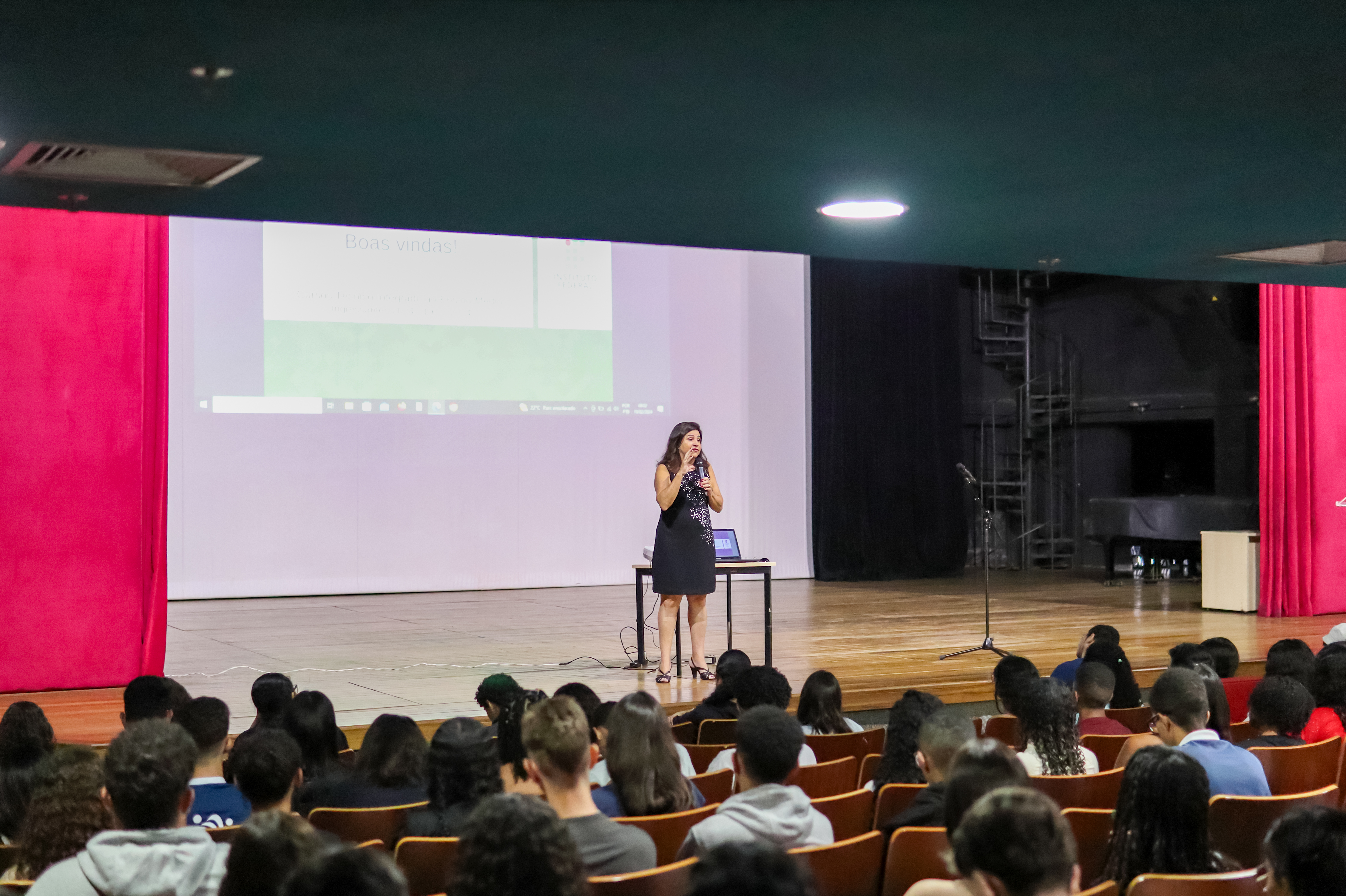 Recepção aos alunos ingressantes dos cursos técnicos integrados ao ensino médio do Câmpus Goiânia foi realizada na manhã de hoje, 19, no Teatro do IFG. Recepção aos alunos ingressantes dos cursos técnicos integrados ao ensino médio do Câmpus Goiânia foi realizada na manhã de hoje, 19, no Teatro do IFG.